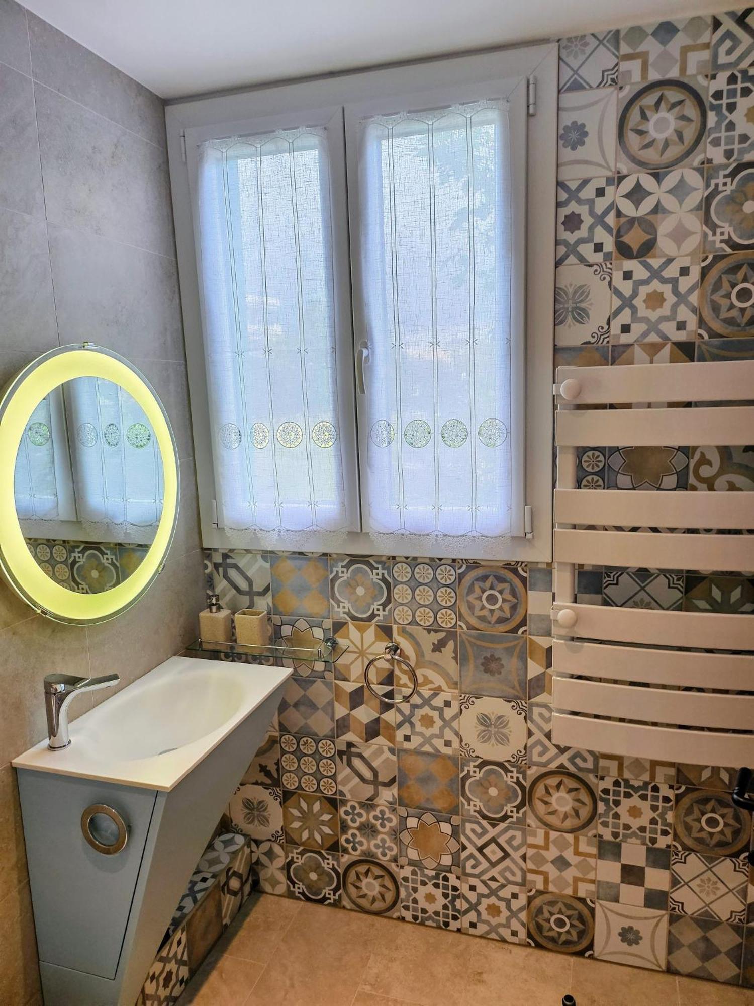 Charmant Studio Pres De La Plage Avec Jacuzzi Et Terrasse Privative Villeneuve-Loubet Exterior photo