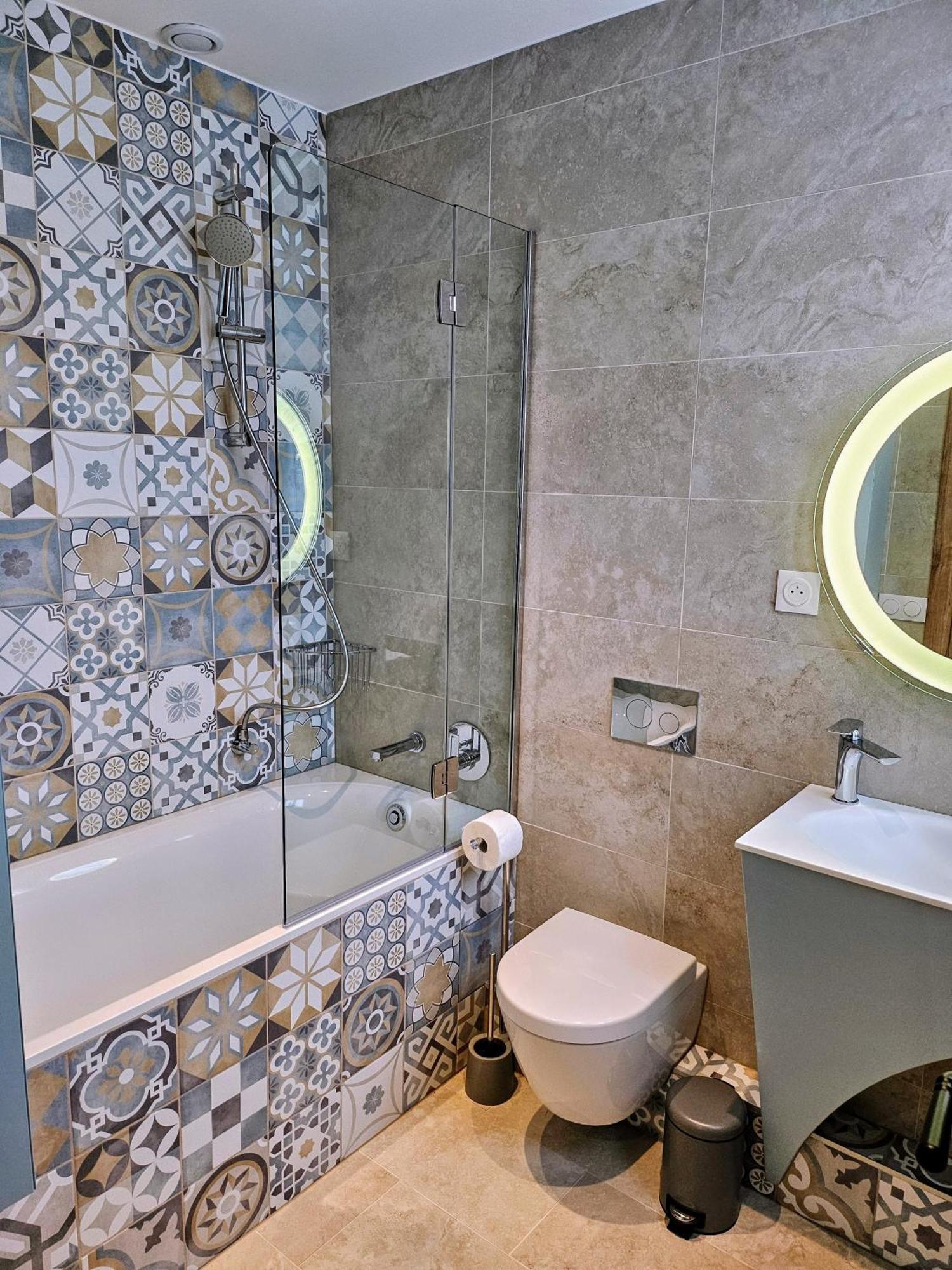 Charmant Studio Pres De La Plage Avec Jacuzzi Et Terrasse Privative Villeneuve-Loubet Exterior photo