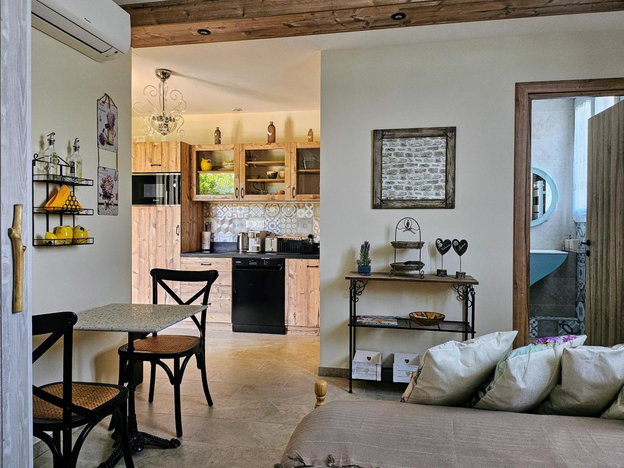 Charmant Studio Pres De La Plage Avec Jacuzzi Et Terrasse Privative Villeneuve-Loubet Exterior photo